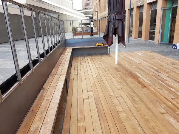 instalación de tarima exterior en instalacion tarima exterior - vista del proyecto mostrando proceso de trabajo