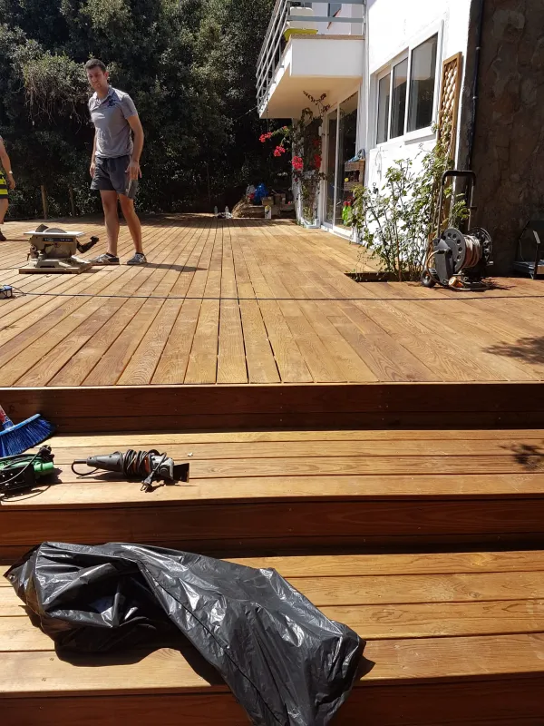 instalación de tarima exterior en instalacion tarima exterior - detalle de acabado mostrando vista detallada