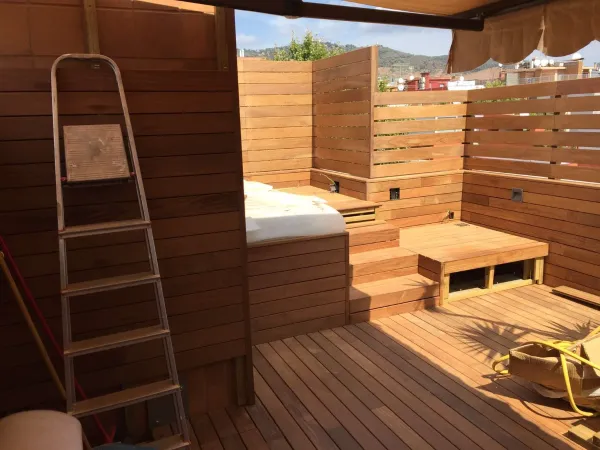 instalación de tarima exterior propiedad en Cerdanyola - detalle de acabado mostrando materiales de calidad