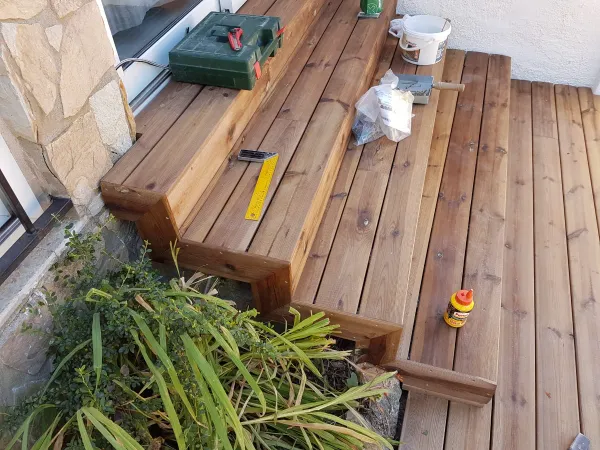 instalación de tarima exterior en instalacion tarima exterior - detalle de acabado mostrando proceso de trabajo