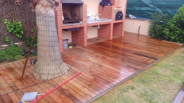 instalación de tarima exterior hogar en Cerdanyola del Vallès - proceso de instalación mostrando vista detallada