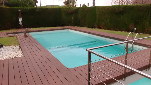 instalación de tarima exterior casa en Sant Cugat - proceso de instalación mostrando acabado perfecto