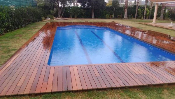 instalación de tarima exterior propiedad en Cerdanyola - trabajo profesional mostrando proceso de trabajo