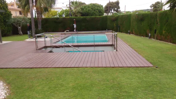 instalación de tarima exterior hogar en Cerdanyola del Vallès - detalle de acabado mostrando acabado perfecto