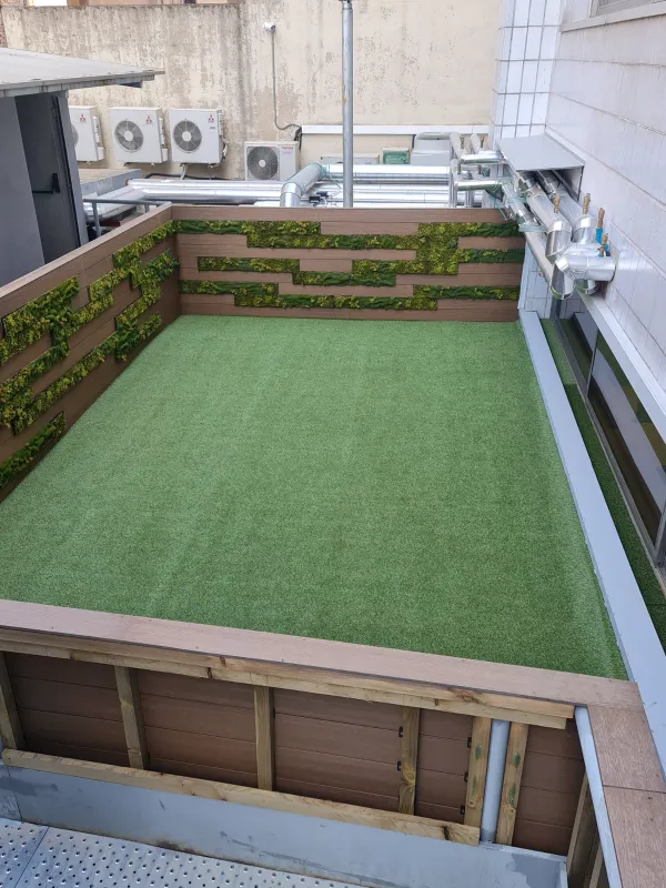 instalación de tarima exterior en instalacion tarima exterior - proceso de instalación mostrando técnica profesional