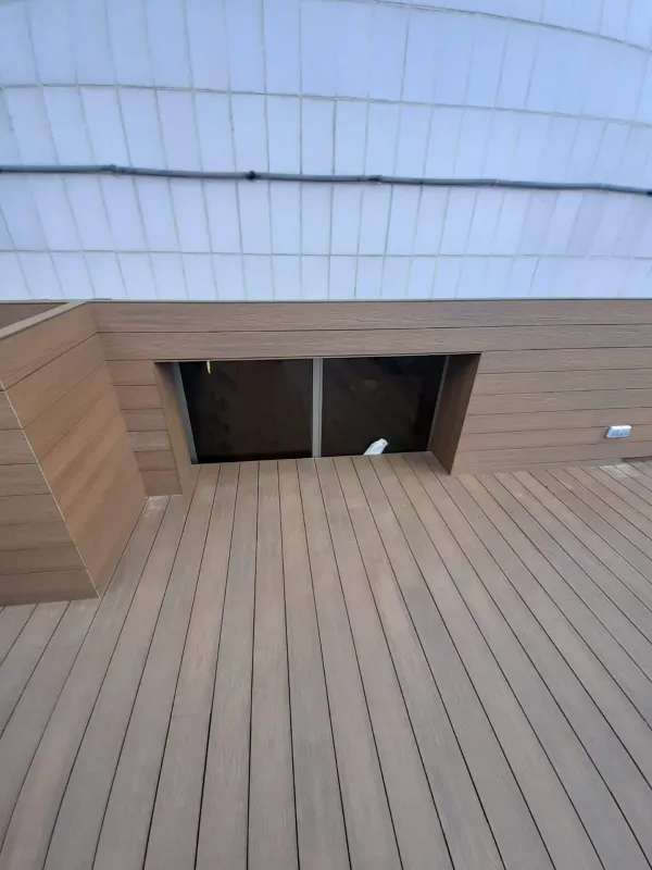 instalación de tarima exterior propiedad en Sant Cugat - detalle de acabado mostrando técnica profesional