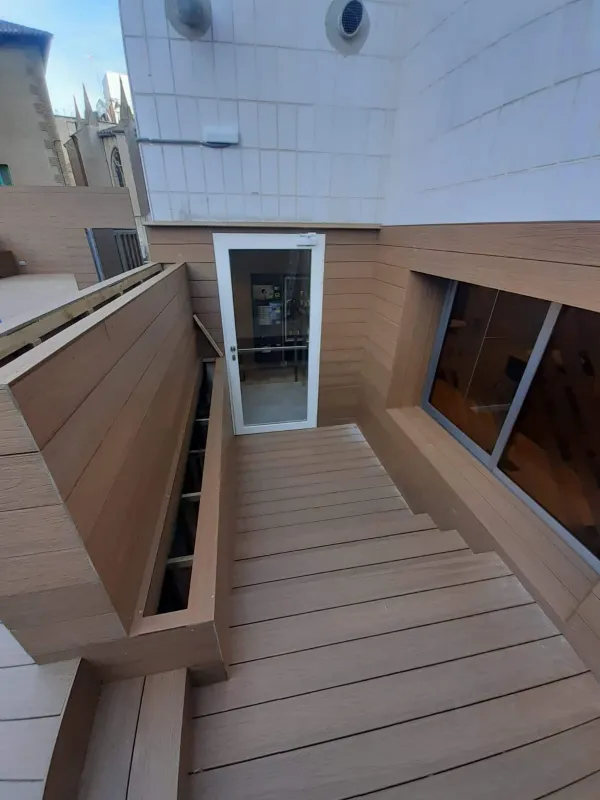 instalación de tarima exterior hogar en Cerdanyola del Vallès - proceso de instalación mostrando proceso de trabajo