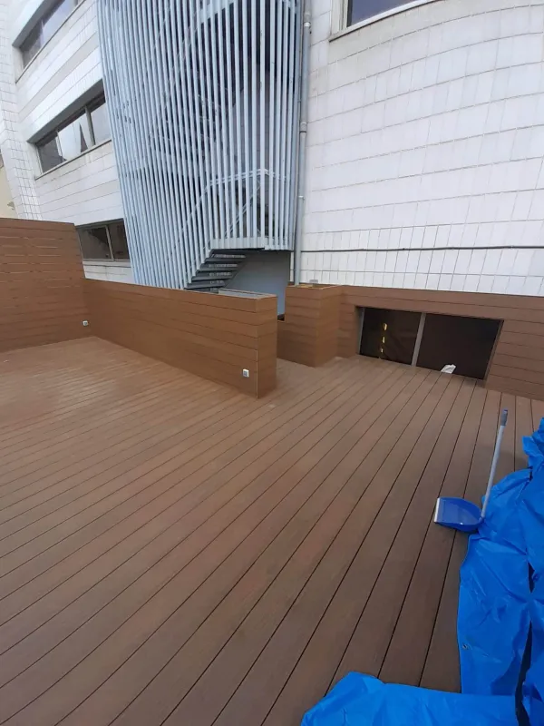 instalación de tarima exterior vivienda en Cerdanyola - proceso de instalación mostrando materiales de calidad