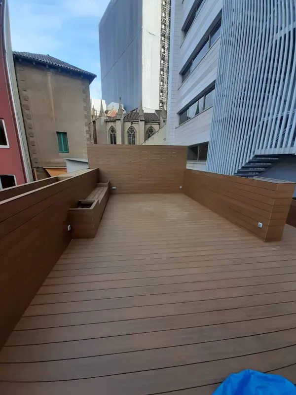 instalación de tarima exterior casa en Sant Cugat - trabajo profesional mostrando proceso de trabajo